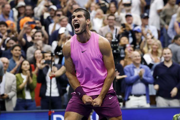 Carlos Alcaraz esulta urlando e stringendo i pugni dopo una vittoria
