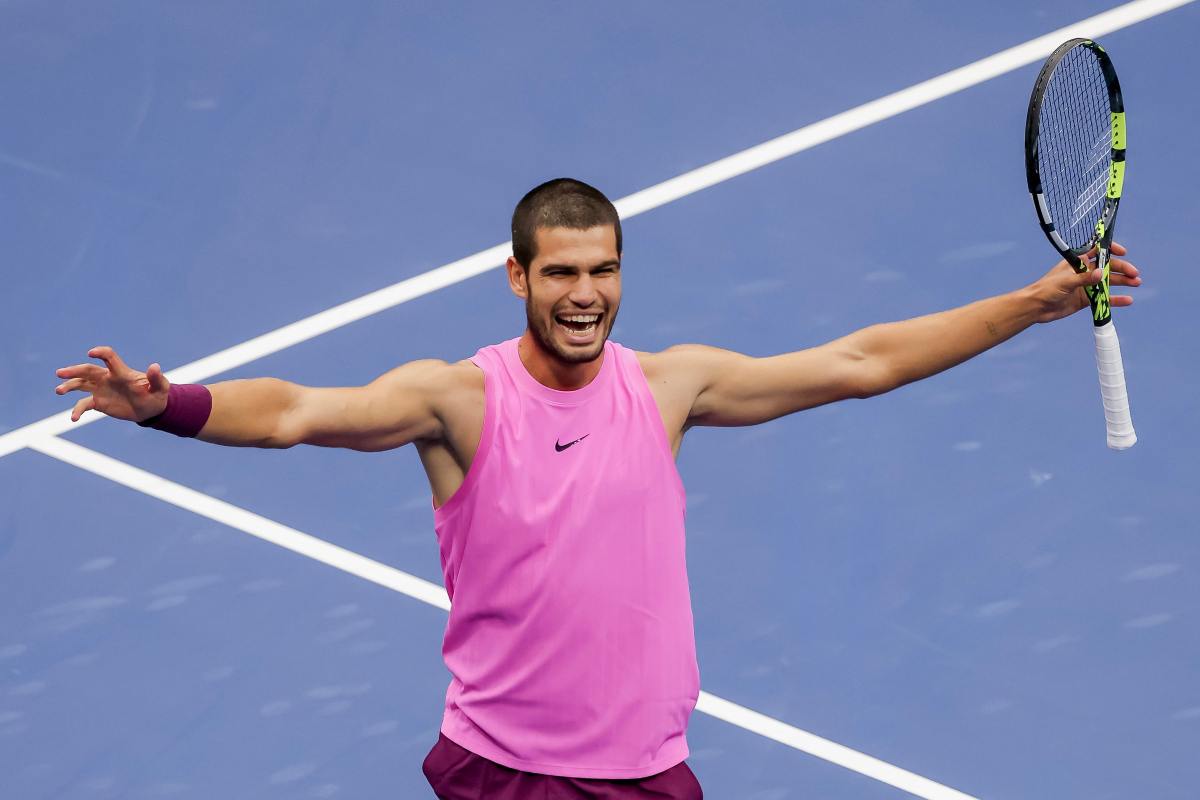 Carlos Alcaraz esulta allargando le braccia dopo una vittoria