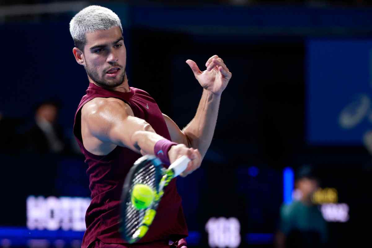Carlos Alcaraz in campo durante un match