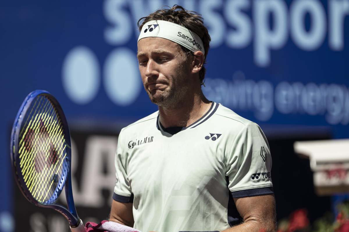 Casper Ruud ad occhi chiusi in campo