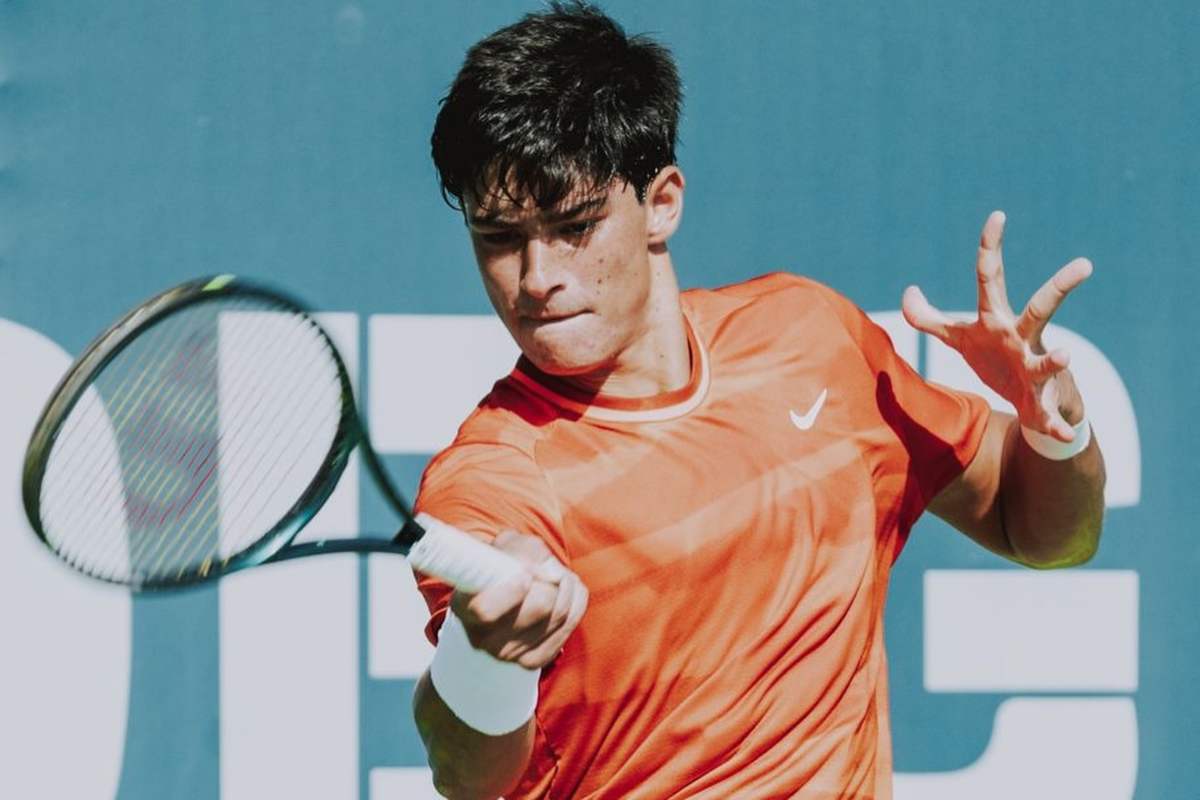 Federico Cinà in azione col dritto