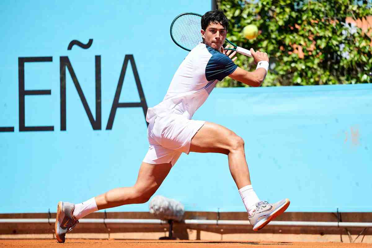 Federico Cinà in azione con il rovescio durante una partita sulla terra battuta