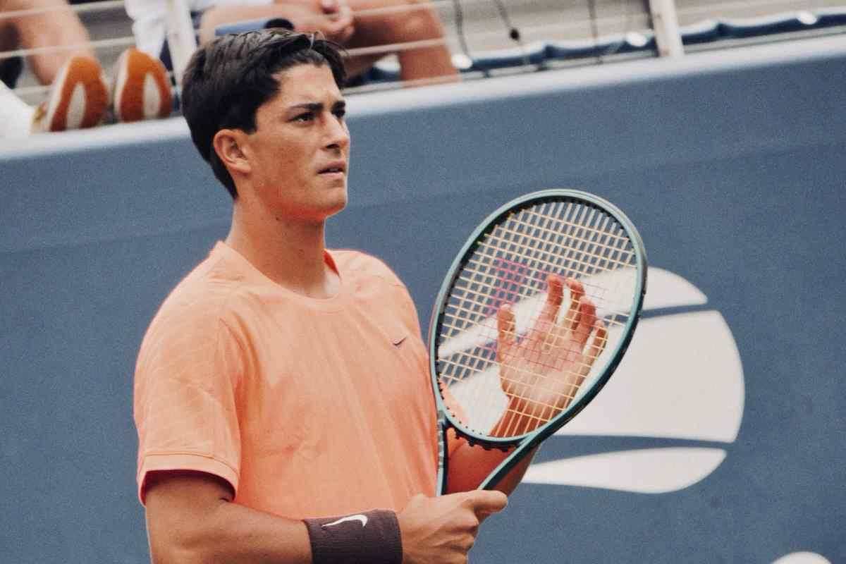 Federico Cinà in campo con espressione seriosa