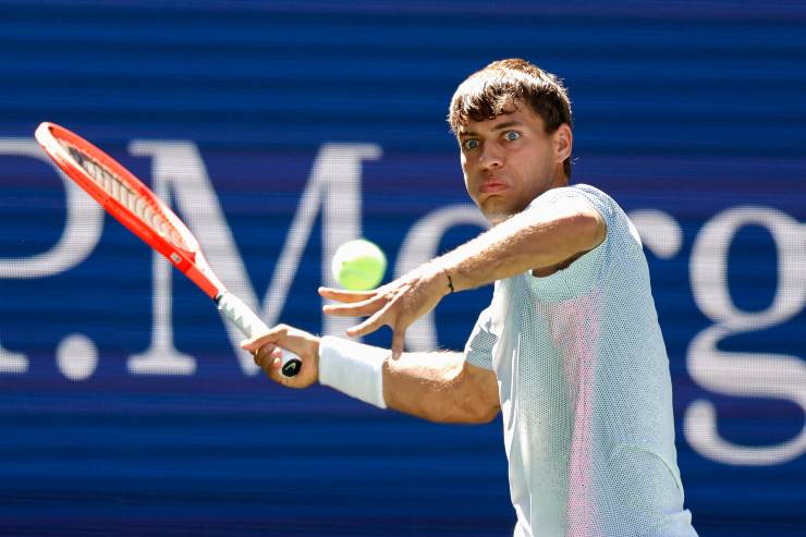 Flavio Cobolli carica il dritto