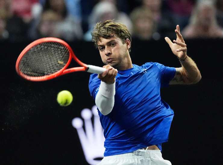 Il tennista Flavio Cobolli nel match d'esordio in Laver Cup