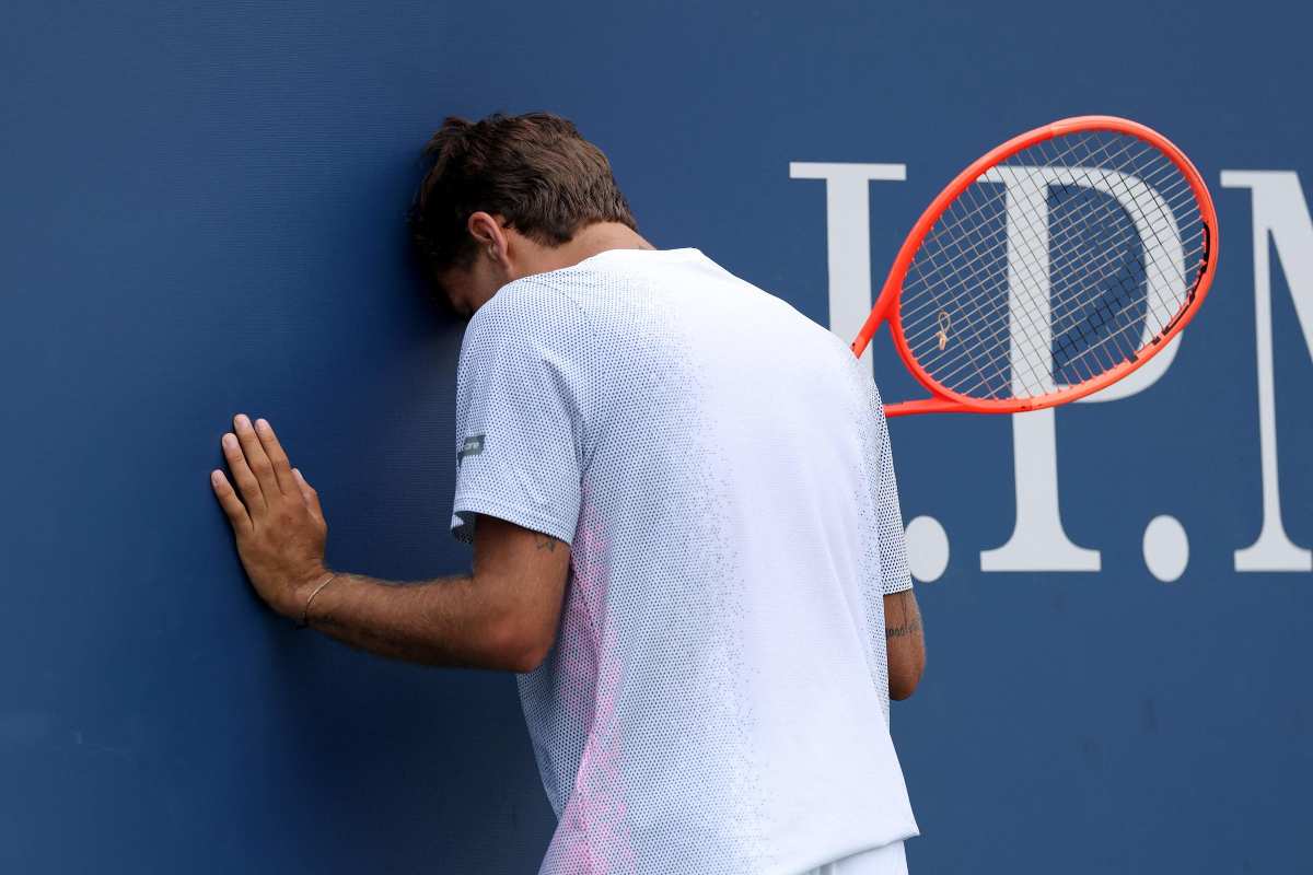 Cobolli appoggiato con la testa al muro