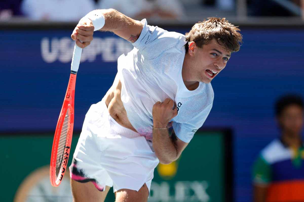 Cobolli alle prese con il servizio