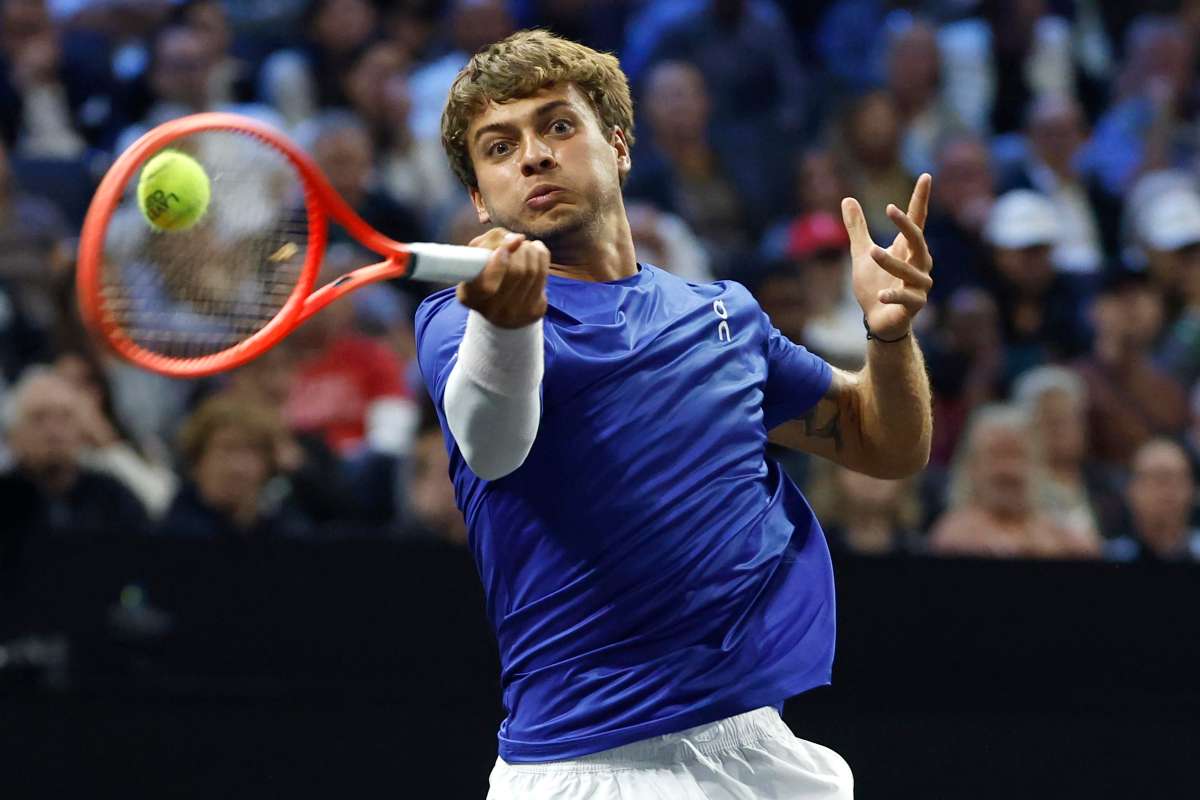 Cobolli in azione col dritto durante un match alla Laver Cup 2025
