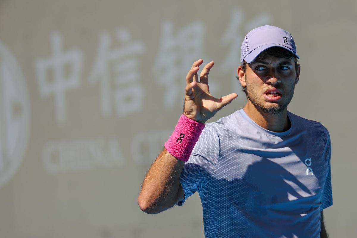 Cobolli fa un cenno di stizza in campo