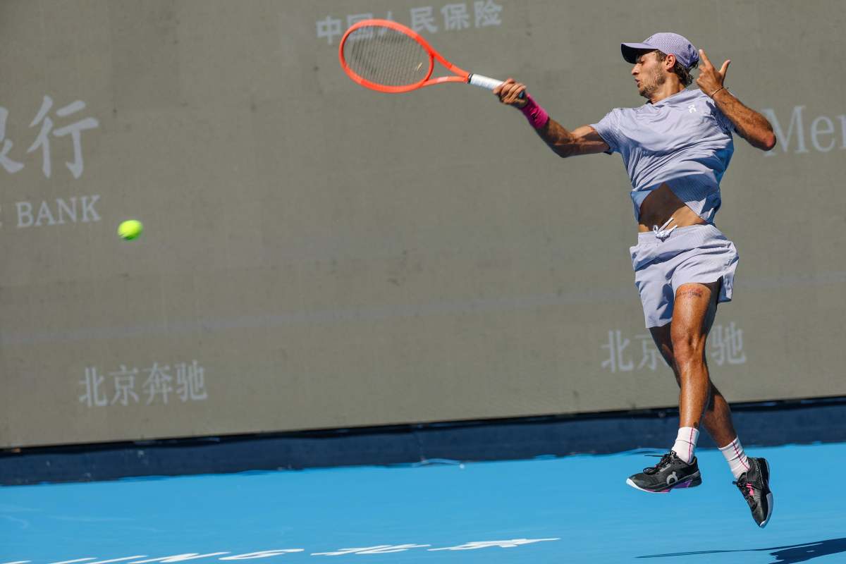 Cobolli in azione col dritto all'Atp 500 di Pechino