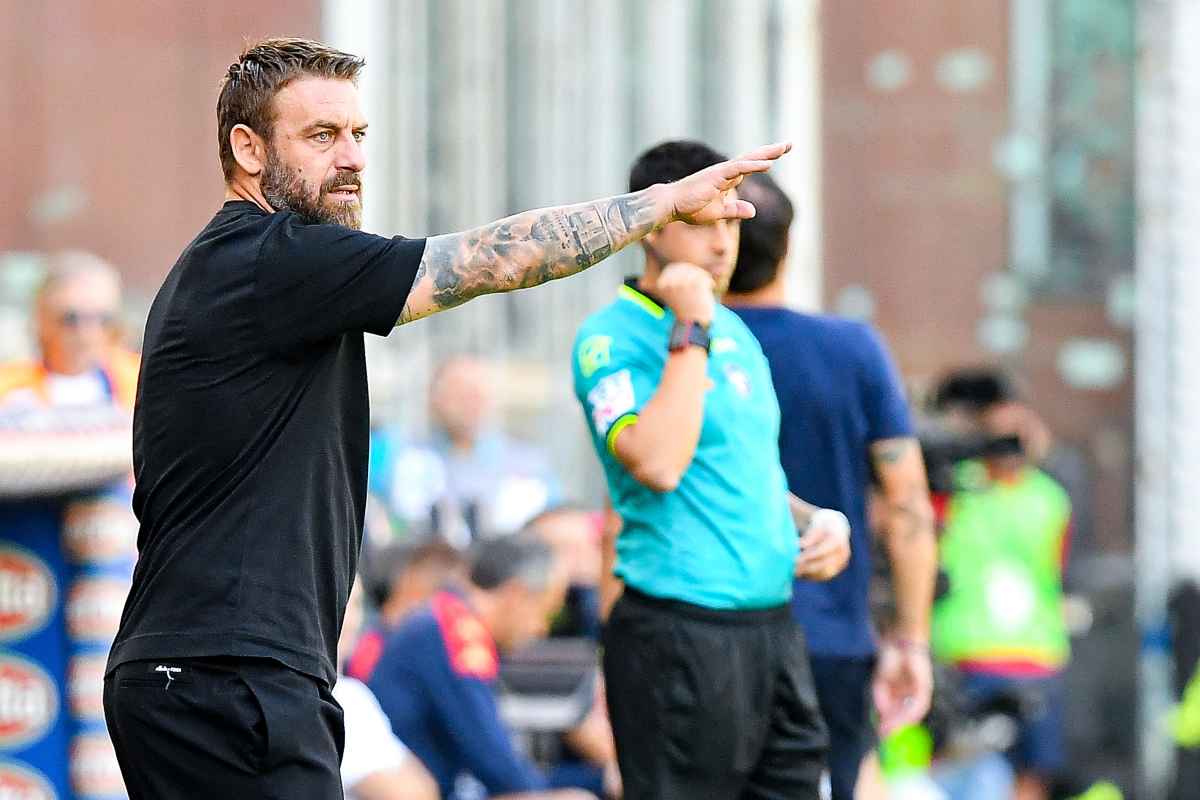 Daniele De Rossi di profilo e mentre dà indicazioni ai suoi calciatori