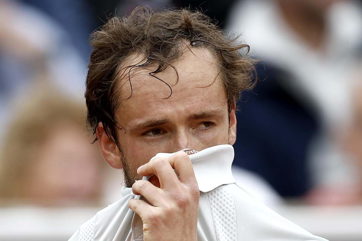 Daniil Medvedev si copre la bocca con il colletto
