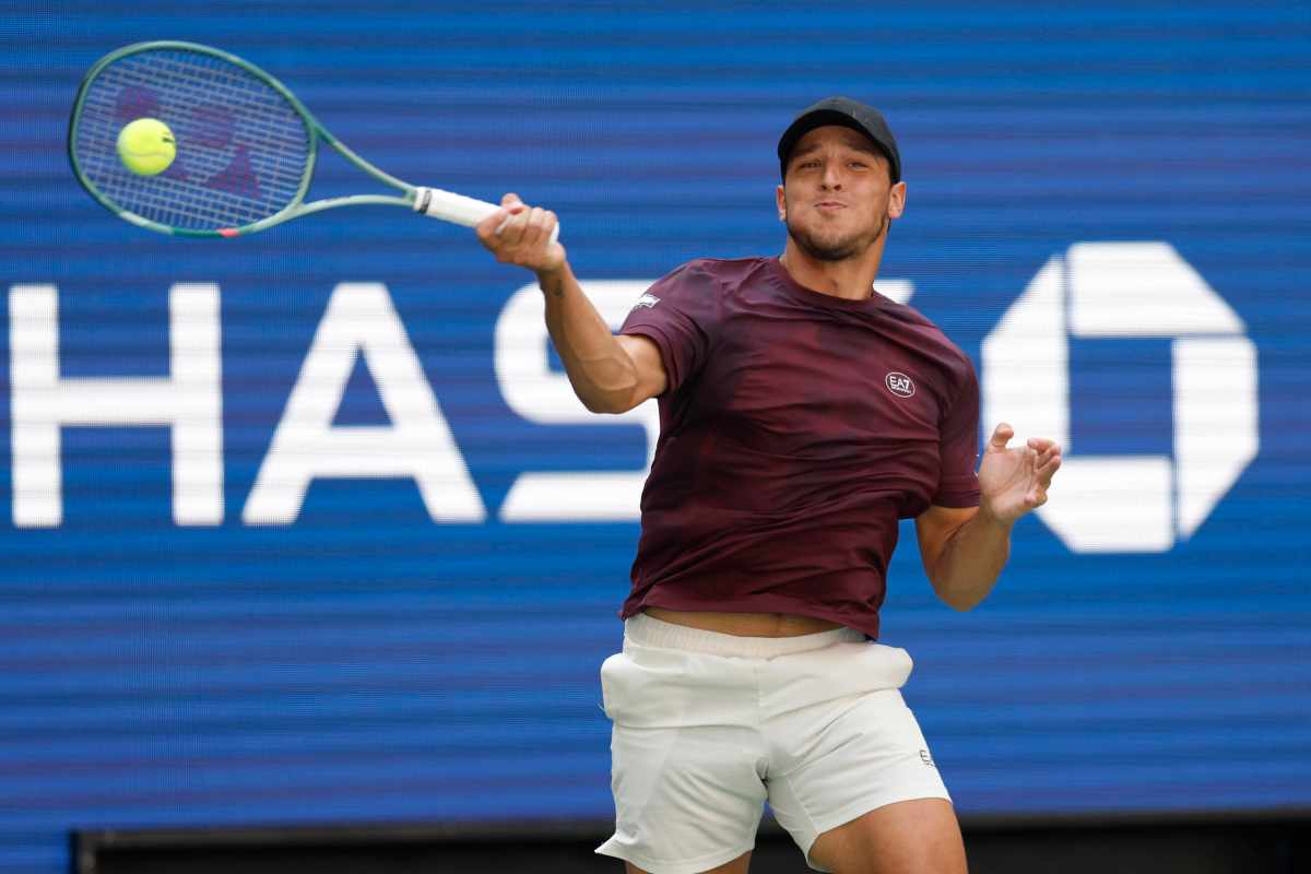 Luciano Darderi in azione col dritto