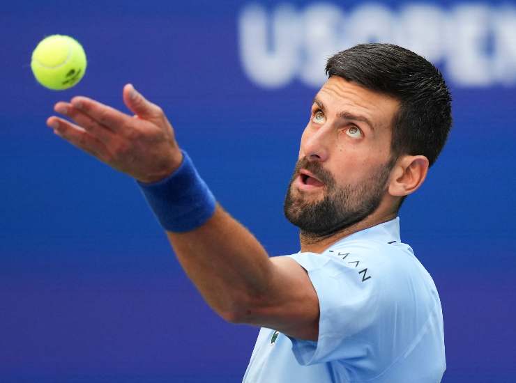 Il tennista serbo Novak Djokovic durante una gara