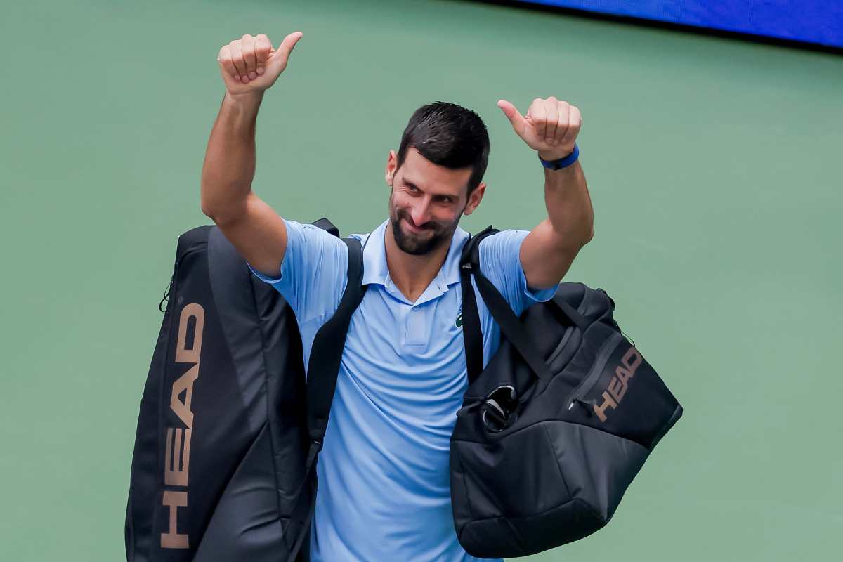 Novak Djokovic mostra i pollici in alto verso il pubblico