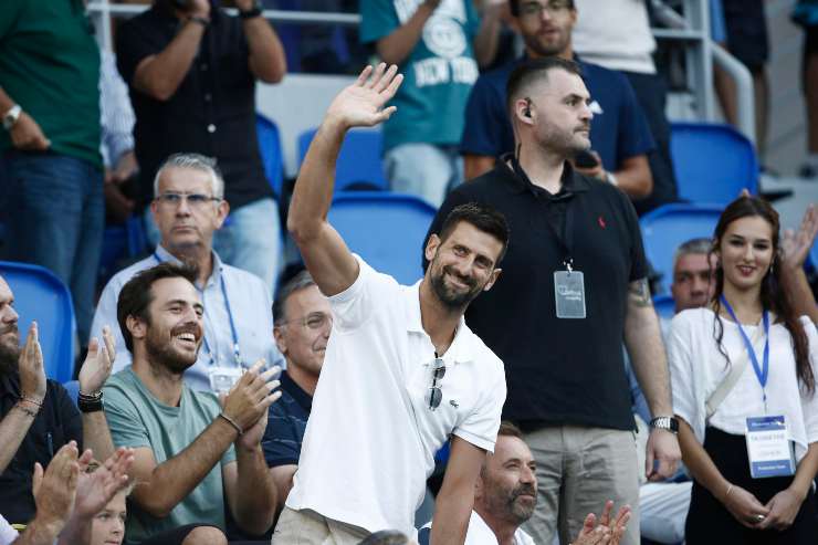 Novak Djokovic saluta i tifosi durante una partita di Davis