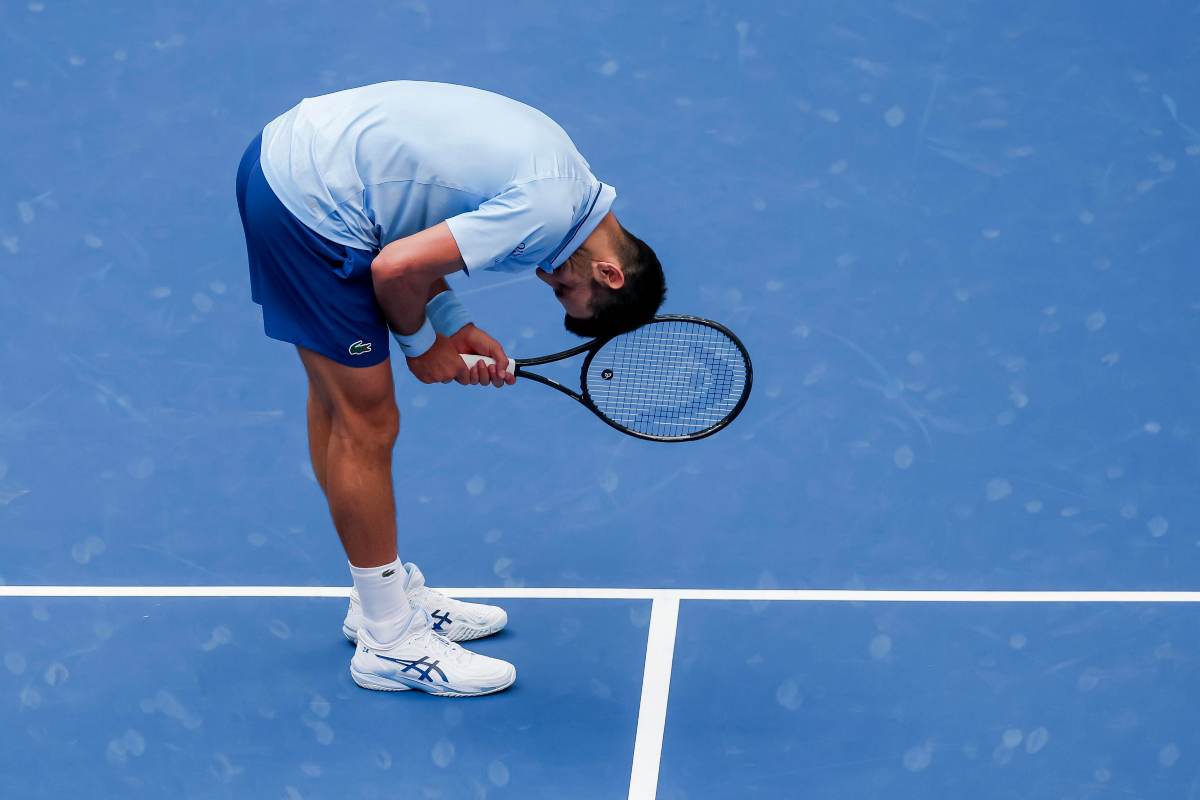 Djokovic piegato in due