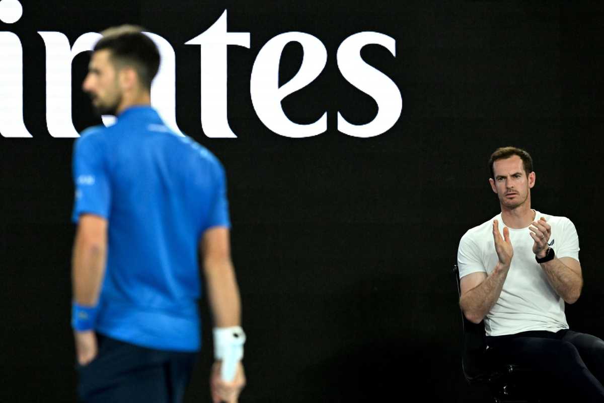 Andy Murray applaude Novak Djokovic durante un match