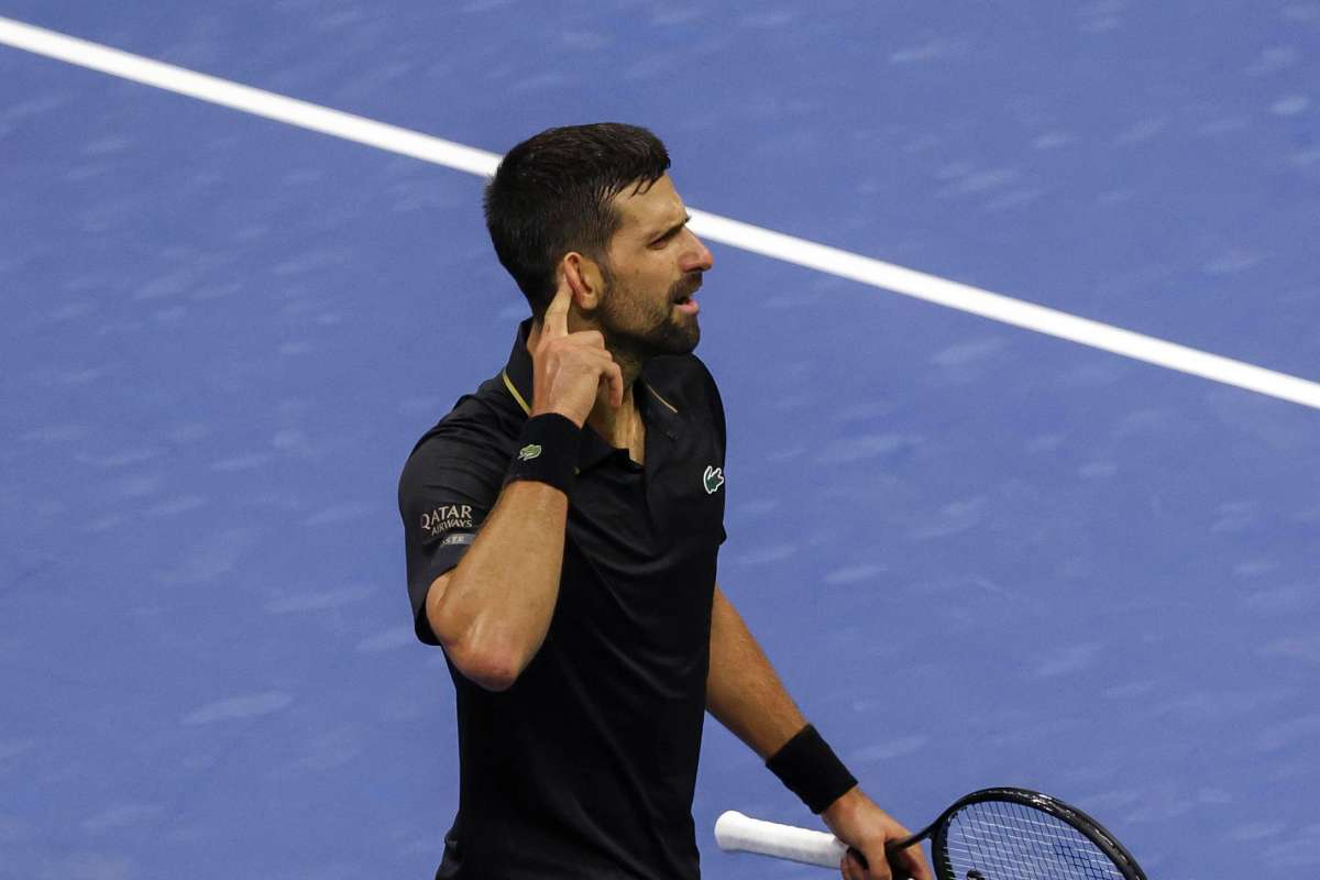 Djokovic esulta portandosi la mano all'orecchio