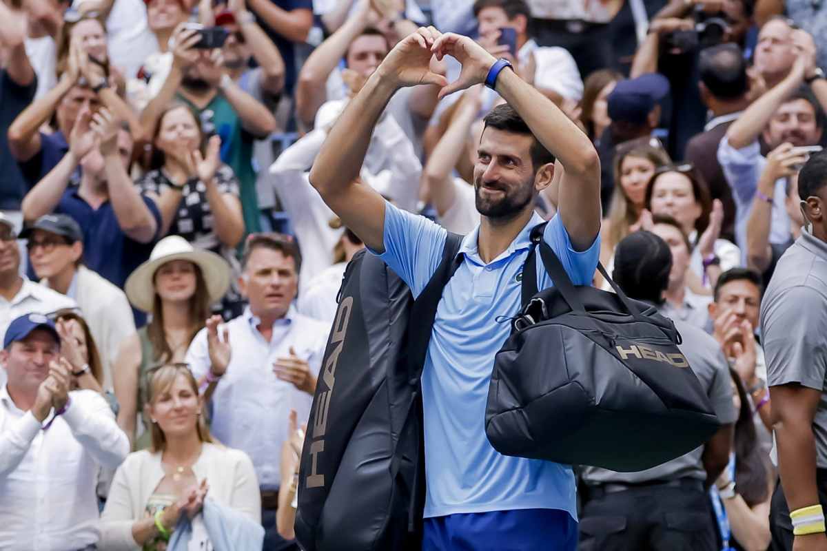 Djokovic saluta il pubblico dello US Open facendo il cuore con le mani