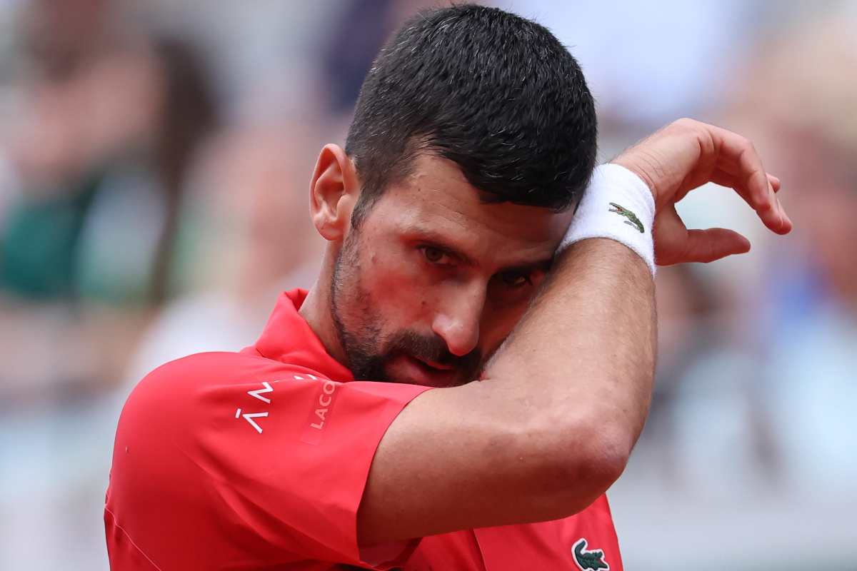 Djokovic si asciuga il sudore con il polsino