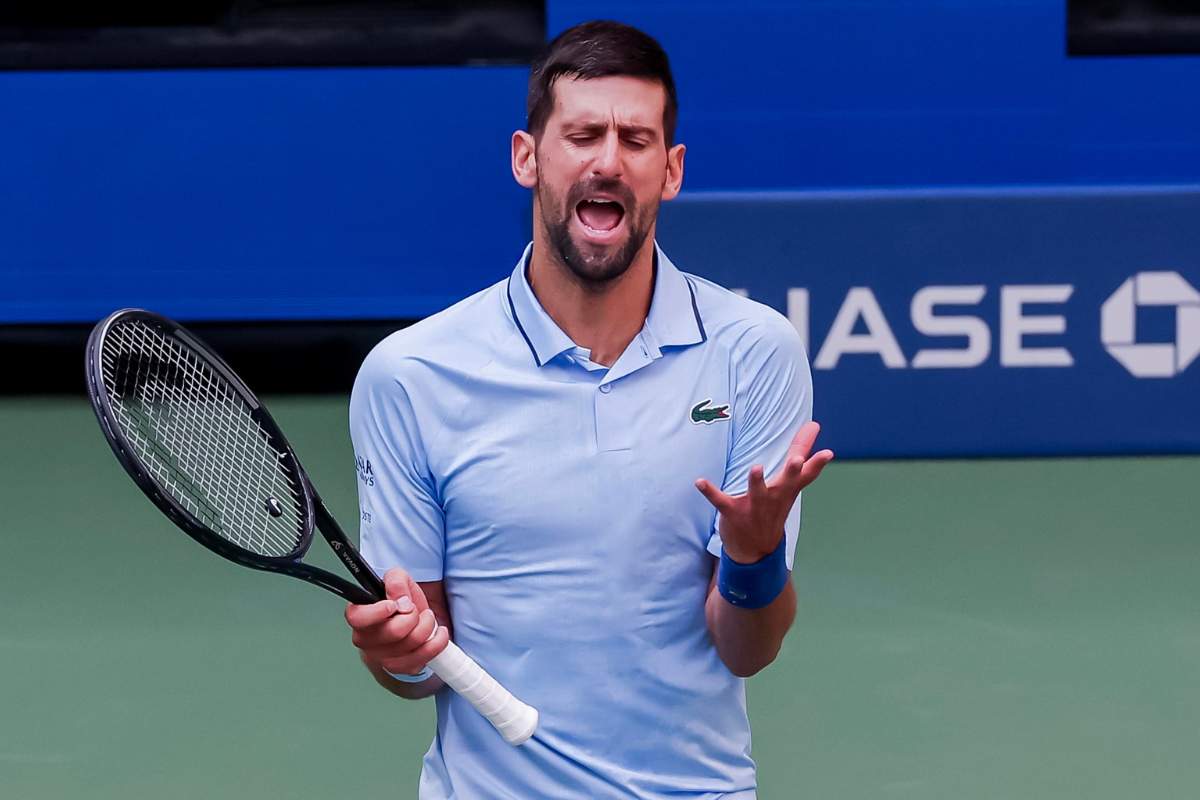 Novak Djokovic ha un gesto di stizza durante un match 