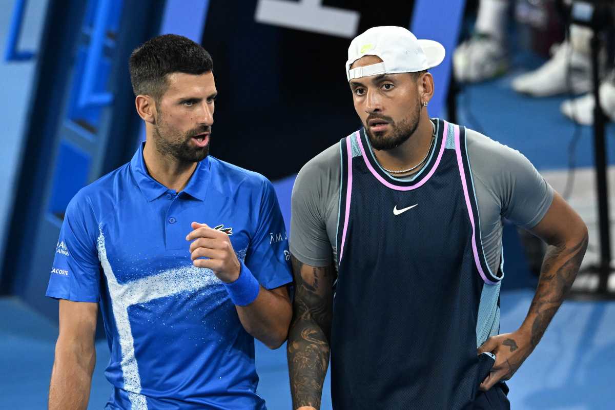 Djokovic e Kyrgios parlano in campo durante un match di doppio