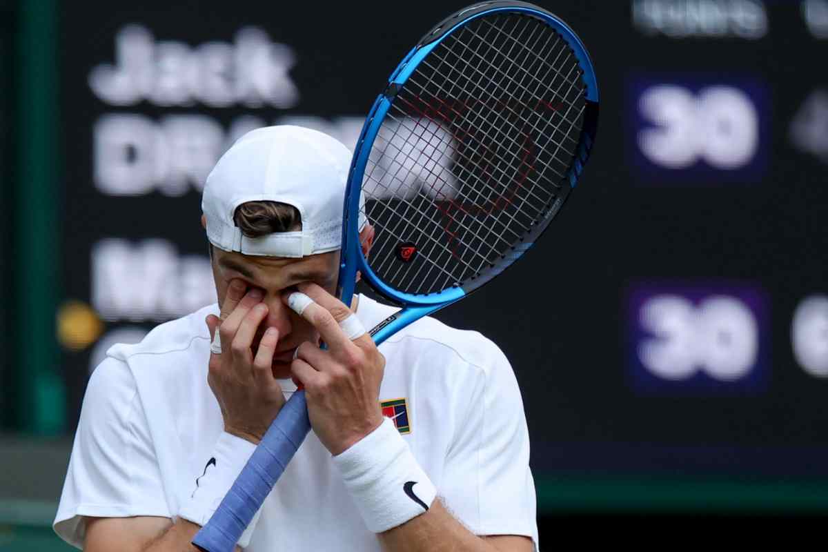 Jack Draper si porta le mani in faccia durante un match