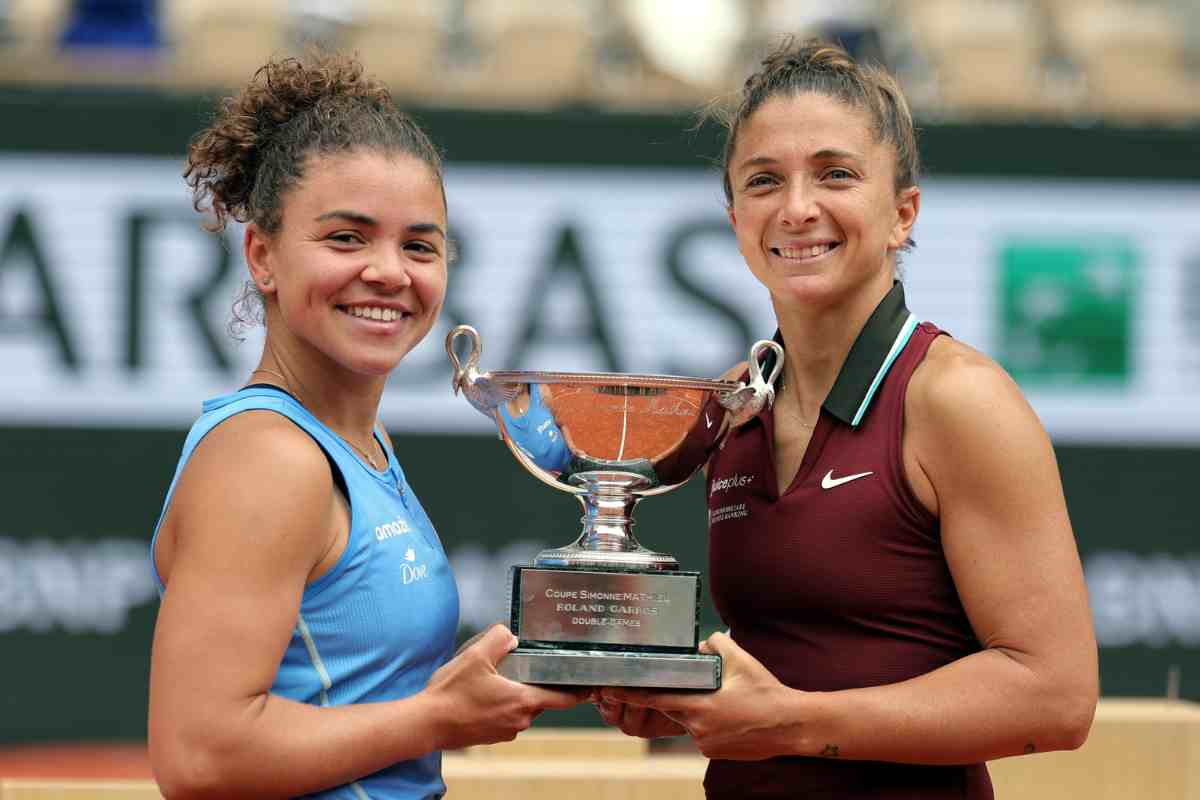 Sara Errani e Jasmine Paolini sorridono tenendo in mano il trofeo del Roland Garros