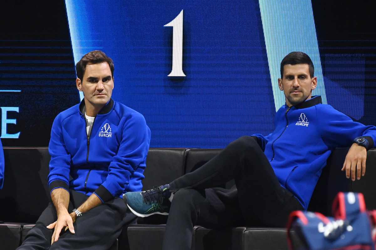 Federer e Djokovic seduti su un divanetto, indossano la divisa del Team Europe alla Laver Cup