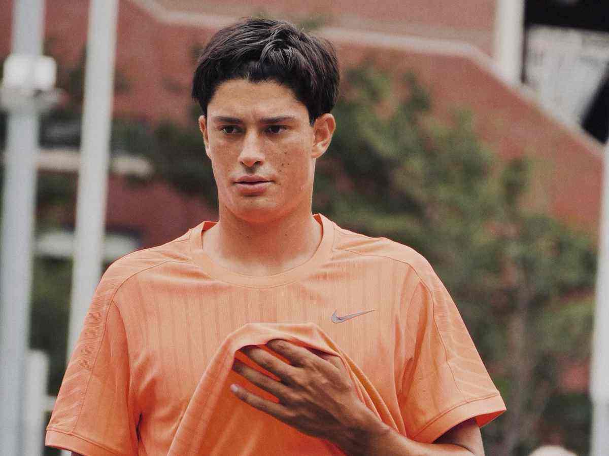 Federico Cinà indossa una maglietta arancione firmata Nike durante un allenamento