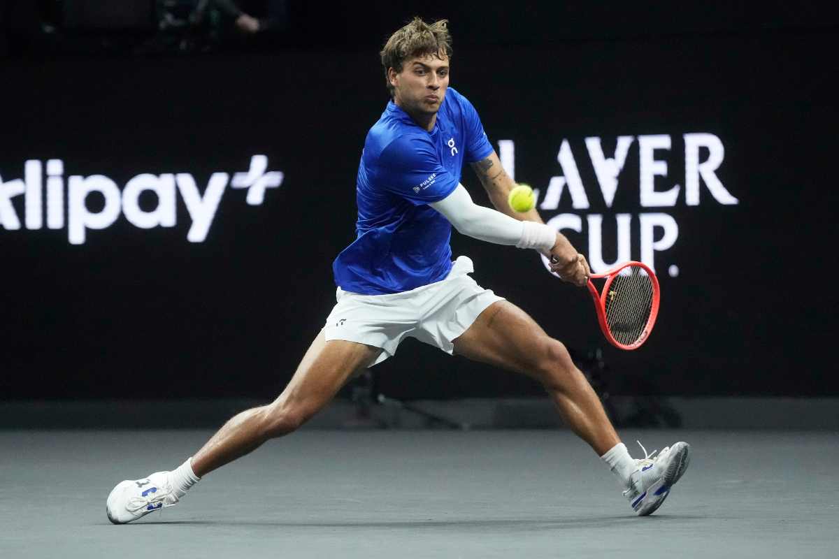 Il tennista Flavio Cobolli nel match d'esordio in Laver Cup