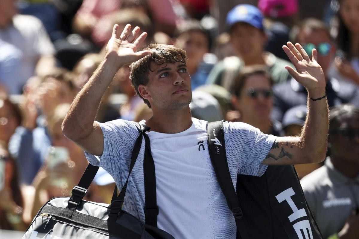 Flavio Cobolli saluta il pubblico di New York