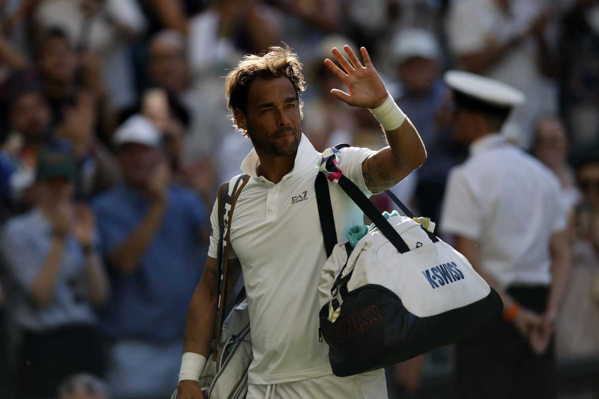 Fognini lascia il Centrale di Wimbledon salutando i tifosi con un cenno della mano