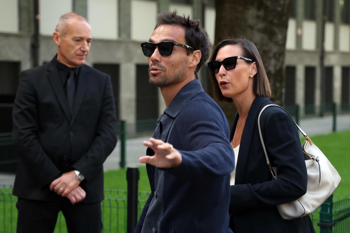 Fabio Fognini, in compagnia della moglie Flavia Pennetta, saluta i fotografi