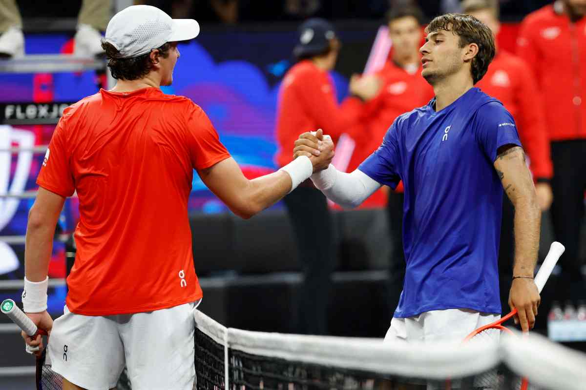 Fonseca e Cobolli si stringono la mano a margine del match alla Laver Cup 2025