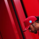 Lewis Hamilton che indossa un cappellino della Ferrari
