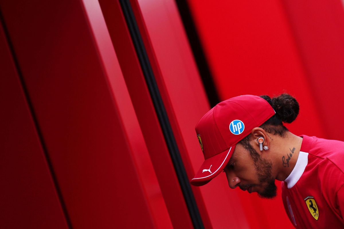 Lewis Hamilton che indossa un cappellino della Ferrari