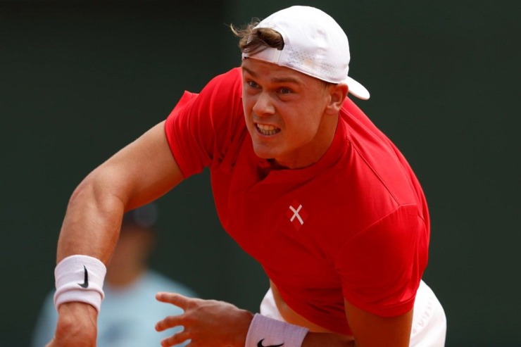 Holger Rune al servizio in Coppa Davis