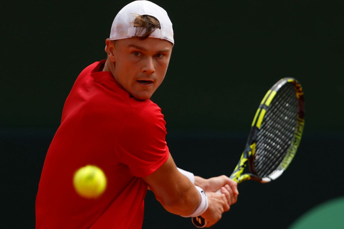 Holger Rune si appresta a colpire con il rovescio