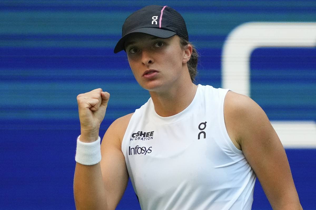 Iga Swiatek esulta dopo aver fatto un punto