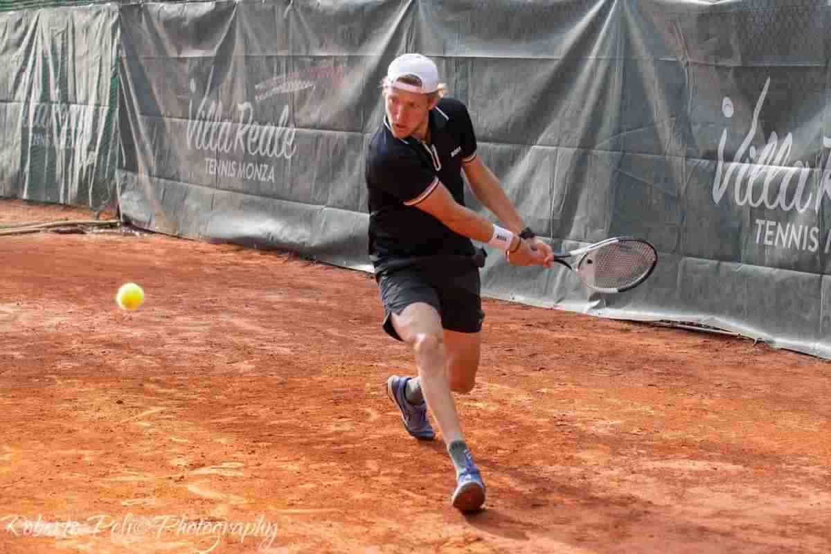 Jacopo Berrettini in azione col rovescio durante un match sulla terra battuta