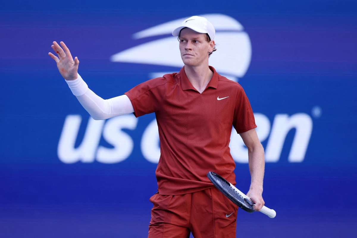 Jannik Sinner allunga un braccio verso gli spalti