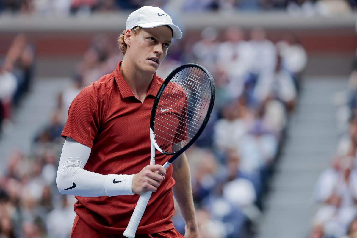 Jannik Sinner con una racchetta in mano e uno sguardo 'cattivo'