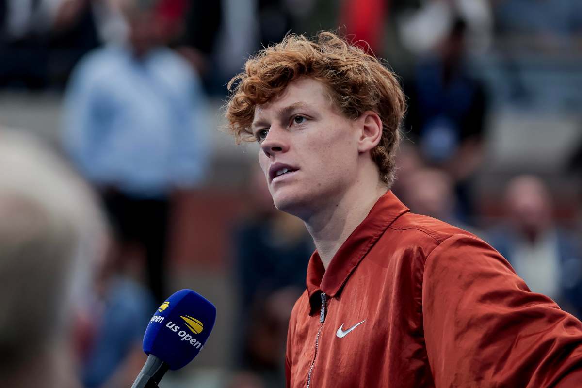 Jannik Sinner con uno sguardo serio davanti al microfono degli US Open