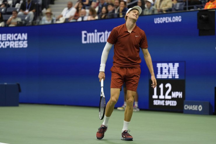 Jannik Sinner alza gli occhi al cielo e sorride amaramente