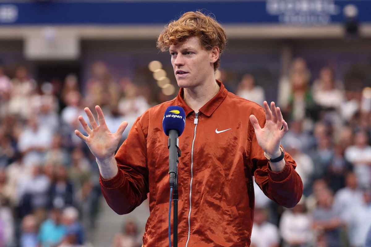 Jannik Sinner parla al microfono alzando le mani