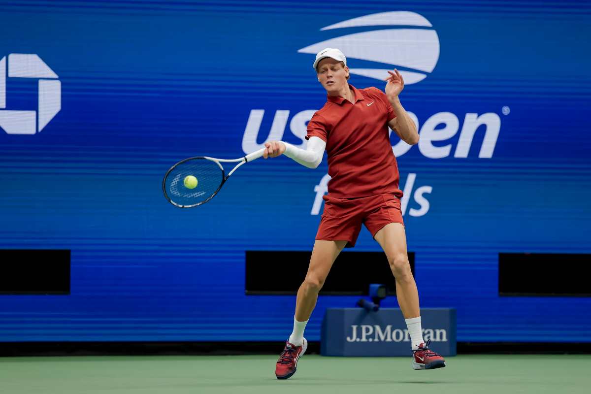 Sinner colpisce di dritto