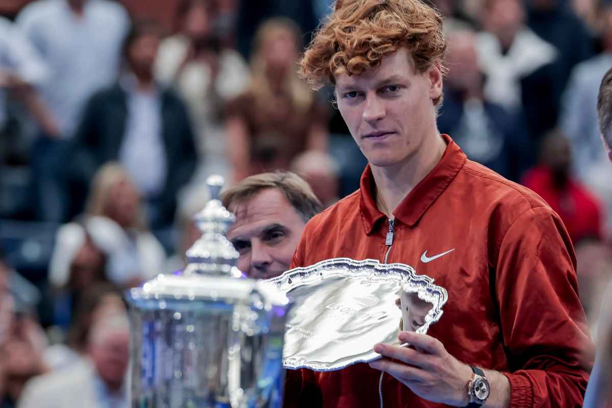 Jannik Sinner con il trofeo in mano