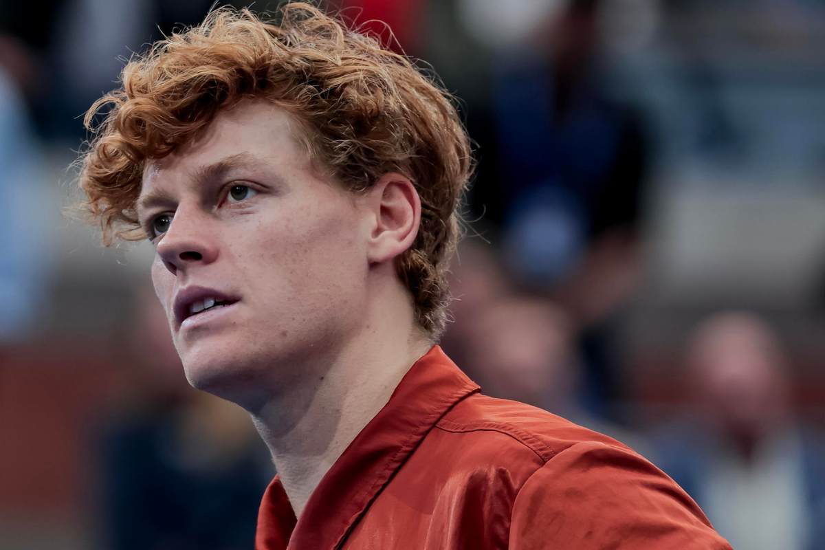 Jannik Sinner con lo sguardo perplesso